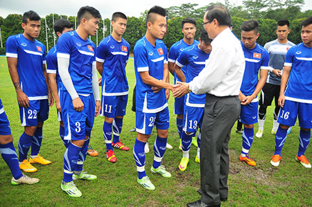 SEAGame28:ເອກອັກຄະລັດຖະທູດຫວຽດນາມປະຈຳສິງກະໂປລະດົມກຳລັງໃຈບັນດານັກບານເຕະU23