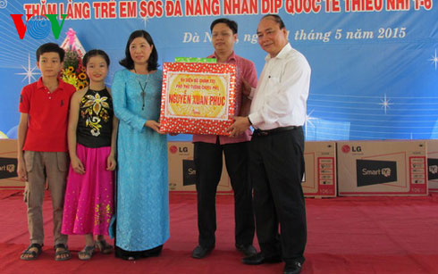 ທ່ານຮອງນາຍົກລັດຖະມົນຕີຫງວຽນຊວນຟູກຢ້ຽມຢາມ,ມອບຂອງຂວັນໃຫ້ເດັກນ້ອຍຢູ່ບ້ານSOSດ່າໜັງ