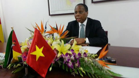 ການສະແດງສິລະປະສະເຫຼີມສະຫຼອງ40ປີແຫ່ງວັນສ້າງຕັ້ງສາຍພົວພັນທາງການທູດຫວຽດນາມ-ໂມຊຳບິກ