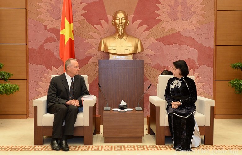 ທ່ານນາງຮອງປະທານສະພາແຫ່ງຊາດຫງວຽນທິກິມເງິນຕ້ອນຮັບເອກອັກຄະລັດຖະທູດສະຫະພາບສະວິດ