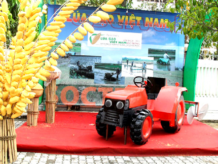 400ຫົວໜ່ວຍເຂົ້າຮ່ວມ Festivalກະສິກຳແລະໝູ່ບ້ານອາຊີບພາກກາງ2015