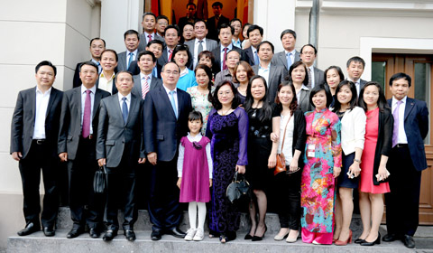 ປະທານຄະນະກຳມະການສູນກາງແນວໂຮມປະເທດຊາດຫວຽດນາມຢ້ຽມຢາມແລະເຮັດວຽກຢູ່ເຢຍລະມັນ