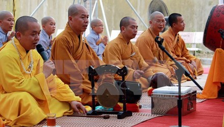 ພິທີສວດມົນພາວະນາແລະໃຕ້ທຽນອາໄລຫາສະແດງຄວາມຮູ້ບຸນຄຸນຕໍ່ບັນດານັກຮົບວິລະຊົນທີ່ໄດ້ເສຍສະຫຼະຊີວິດເພື່ອຊາດ