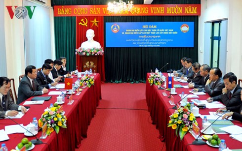 ຫວຽດນາມແລະລາວແລກປ່ຽນບົດຮຽນວຽກງານແນວໂຮມ