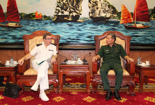 ການນຳກະຊວງປ້ອງກັນປະເທດຫວຽດນາມຕ້ອນຮັບຮອງຫົວໜ້າກົມພົວພັນສາກົນ,ອົງການປະກອບອາວຸດຝຼັ່ງ