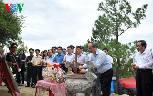 ປະທານຄະນະກຳມະການສູນກາງແນວໂຮມປະເທດຊາດຫງວຽນທ້ຽນເຍີນອາໄລຫາພົນເອກຫວໍຫງວຽນຢ໋າບ