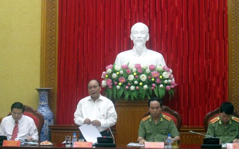 ຮອງນາຍົກລັດຖະມົນຕີຫງວຽນຊວນຟູກເຮັດວຽກກັບຄະນະພັກຕຳຫຼວດສູນກາງ