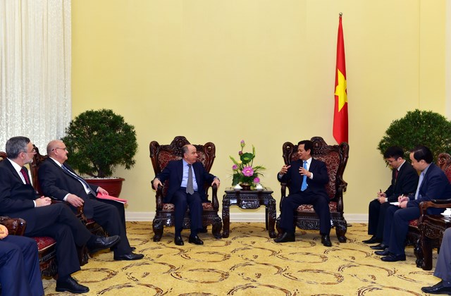 ນາຍົກລັດຖະມົນຕີຫງວຽນເຕີ໋ນຢຸງຕ້ອນຮັບລັດຖະມົນຕີວ່າການກະຊວງການຕ່າງປະເທດບຣາຊີນ