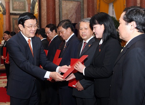 ປະທານປະເທດມອບຂໍ້ລົກລົງແຕ່ງຕັ້ງຜູ້ພິພາກສາສານປະຊາຊົນສູງສຸດ