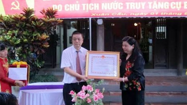 ຮອງປະທານສະພາແຫ່ງຊາດຕ່ອງທິຟ໋ອງມອບນາມມະຍົດແມ່ຫວຽດນາມວິລະຊົນໃຫ້ໂງທິລີ