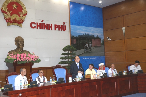 ຮອງນາຍົກລັດຖະມົນຕີຫງວຽນຊວນຟູກຕ້ອນຮັບຄະນະຜູ້ແທນຊົນເຜົ່າມີອິດທິພົນສື່ສຽງແຂວງບິ່ງທ້ວນ