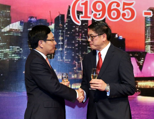 ສະເຫຼີມສະຫຼອງ50ປີແຫ່ງວັນຊາດສິງກະໂປຢູ່ຫວຽດນາມ