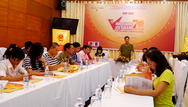 ເຊີດຊູບັນດາໝູ່ຄະນະແລະສ່ວນບຸກຄົນມີນ້ຳໃຈຮັກຊາດ