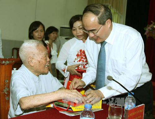 ແນວໂຮມປະເທດຊາດຫວຽດນາມພົບປະສັງສັນ,ຕອບບຸນແທນຄຸນບັນດານັກປະຕິວັດຜູ້ອາວຸໂສ