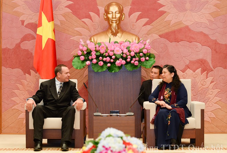 ຮອງປະທານສະພາແຫ່ງຊາດຫວຽດນາມຕ່ອງທິຟ໋ອງຕ້ອນຮັບຄະນະຜູ້ແທນພັກກອມມູນິດກູບາ