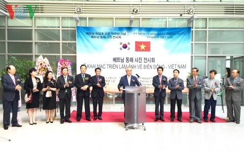 ງານວາງສະແດງຮູບຖ່າຍກ່ຽວກັບການເຄື່ອນໄຫວກໍ່ສ້າງຖົມດິນເປັນເກາະຂອງຈີນຢູ່ທະເລຕາເວັນອອກທີ່ສເກົາຫຼີ