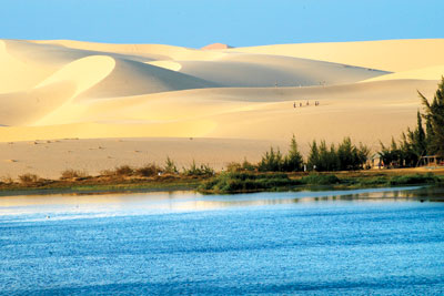 ຄະນະFamtripສາກົນສຳຫລວດການທ່ອງທ່ຽວຢູ່ແຂວງບິ່ງທ້ວນ