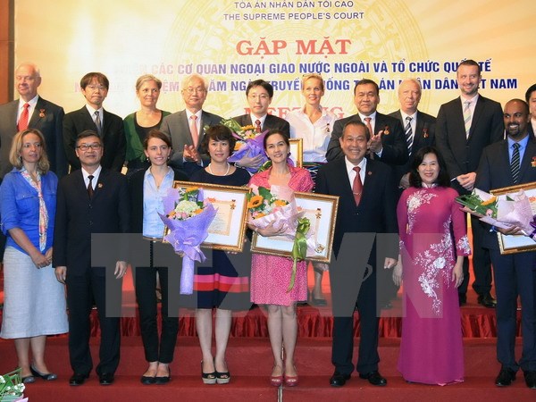 ມອບຫຼຽນກາທີ່ລະນຶກ“ເພື່ອພາລະກິດສານ”ໃຫ້ຜູ້ຕາງໜ້າບັນດາອົງການສຳນັກງານການທູດ