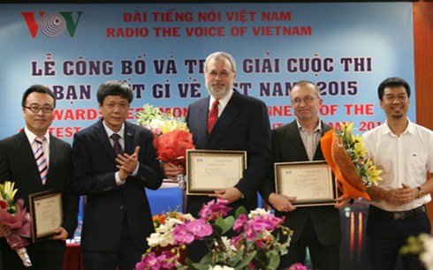 VOVມອບລາງວັນໃຫ້ຜູ້ເຂົ້າຮ່ວມການເສັງເພື່ອນຮູ້ຫຍັງແດ່ກ່ຽວກັບຫວຽດນາມປີ2015