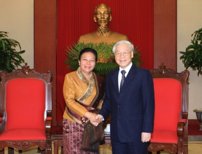 ເລຂາທິການໃຫຍ່ຫງວຽນຟູ໋ຈ້ອງຕ້ອນຮັບຄະນະຜູ້ແທນຄະນະພົວພັນຕ່າງປະເທດສູນກາງລາວ