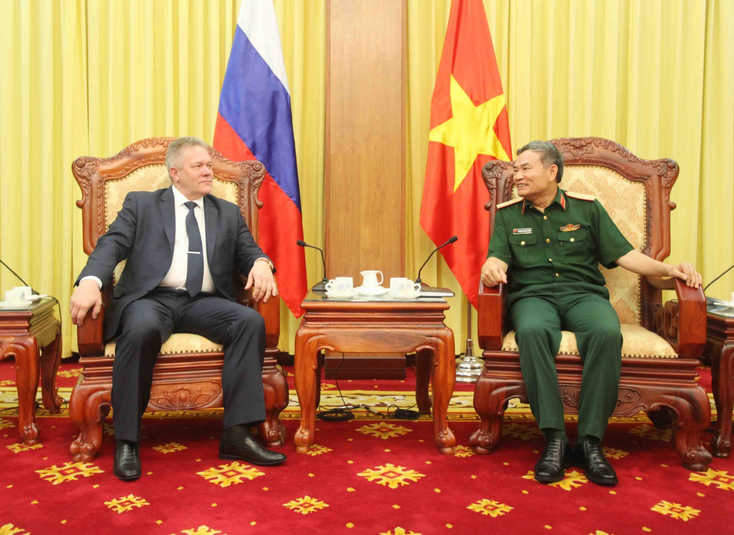 ພົນໂທເຈືອງກວາງແຄ໋ງຕ້ອນຮັບຮອງອຳນວຍການຮ່ວມມືດ້ານເຕັກນິກການທະຫານລັດເຊຍ