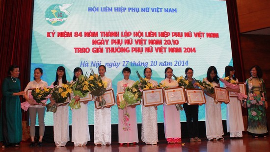 9ໝູ່ຄະນະແລະ10ຄົນໄດ້ຮັບລາງວັນແມ່ຍິງຫວຽດນາມປີ2015