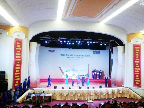 ນັກສຶກສາດີເດັ່ນຫລາຍຄົນໄດ້ຮັບລາງວັນຮວາຈ້າງງວຽນ