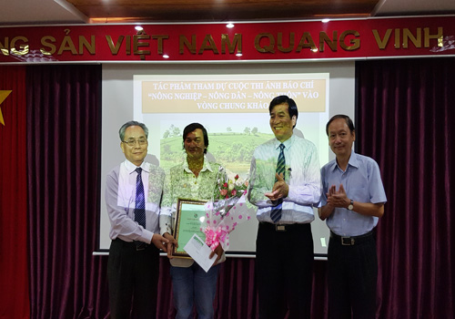 ສະຫລຸບ,ມອບລາງວັນການເສັງຮູບຖ່າຍສື່ມວນຊົນ“ກະສິກຳ-ຊາວກະສິກອນ-ຊົນນະບົດ”