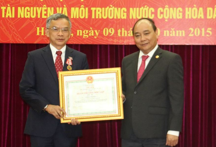 ຮອງນາຍົກລັດຖະມົນຕີຫງວຽນຊວນຟຸກປະດັບຫຼຽນໄຊເອກະລາດຊັ້ນ2ໃຫ້ລັດຖະມົນຕີລາວ