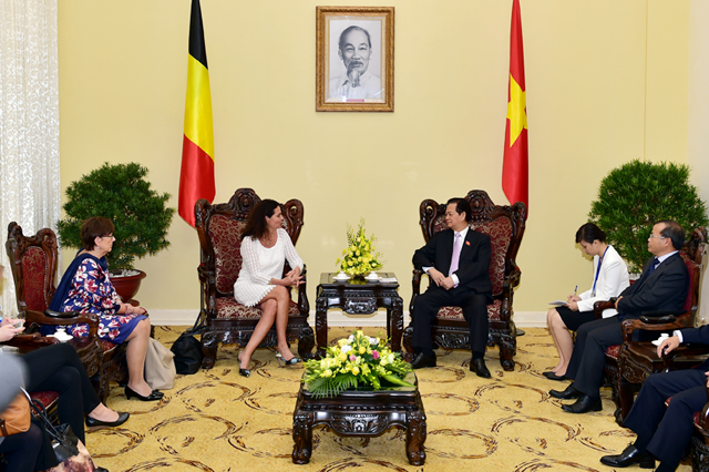 ນາຍົກລັດຖະມົນຕີຫງວຽນເຕີ໋ນຢຸງພົບປະເຈລະຈາກັບປະທານສະພາສູງລາຊະອານາຈັກແບນຊິກ