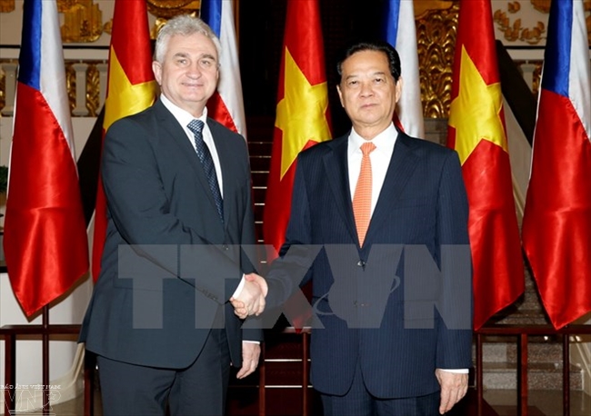 ນາຍົກລັດຖະມົນຕີຫງວຽນເຕີ໋ນຢຸງພົບກັບປະທານສະພາສູງເຊັກໂກ