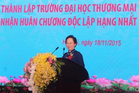 ຮອງປະທານປະເທດຫງວຽນທິຢວານເຂົ້າຮ່ວມພິທີສະເຫຼີມສະຫຼອງວັນສ້າງຕັ້ງມະຫາວິທະຍາໄລການຄ້າ