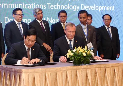 ພິທີລົງນາມໃນບົດບັນທຶກຊ່ວຍຈຳແລະມອບລາງວັນເຕັກໂນໂລຢີຂໍ້ມູນຂ່າວສານ-ສື່ສານປີ2015