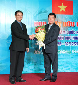 ການພົບປະສັງສັນມິດຕະພາບຊົມເຊີຍສະເຫຼີມສະຫຼອງວັນຊາດລາວຄົບຮອບ40ປີ