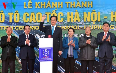 ເປີດສະຫຼອງເສັ້ນທາງດ່ວນຮ່າໂນ້ຍ-ຫາຍຟ່ອງ