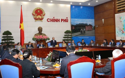 ຮອງນາຍົກລັດຖະມົນຕີຫງວຽນຊວນຟຸກຕ້ອນຮັບຄະນະຜູ້ແທນປະຊາຊົນລາວ