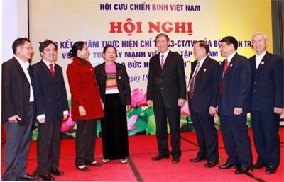 ນັກຮົບເກົ່າຫວຽດນາມຮ່ຳຮຽນແລະປະຕິບັດຕາມແບບຢ່າງຄຸນສົມບັດປະທານໂຮ່ຈີມິນ