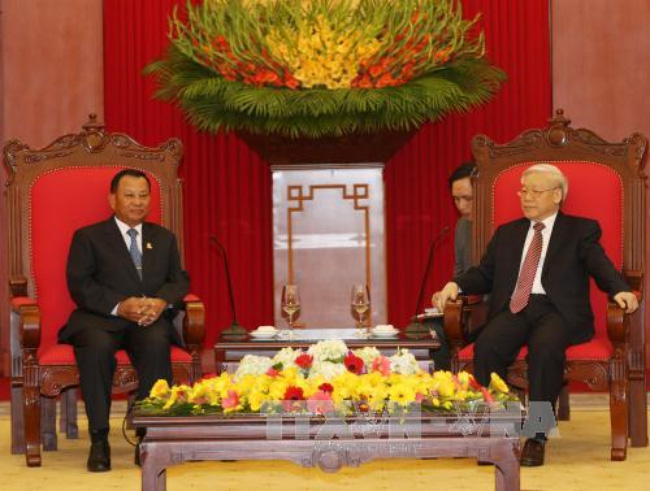 ເລຂາທິການໃຫຍ່ຫງວຽນຟູຈ້ອງຕ້ອນຮັບປະທານສະພາສູງລາຊະອານາຈັກກຳປູເຈຍ