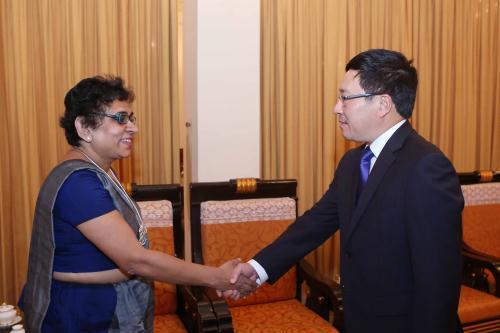 ຮອງນາຍົກລັດຖະມົນຕີຟ້າມບິ່ງມິງຕ້ອນຮັບເອກອັກຄະລັດຖະທູດສີລັງກາ