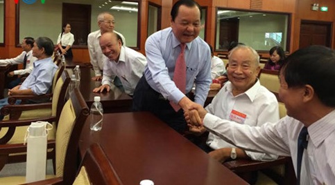 ນະຄອນໂຮ່ຈີມິນພົບປະສັງສັນກັບສະມາຊິກສະພາແຫ່ງຊາດລຸ້ນຕ່າງໆ