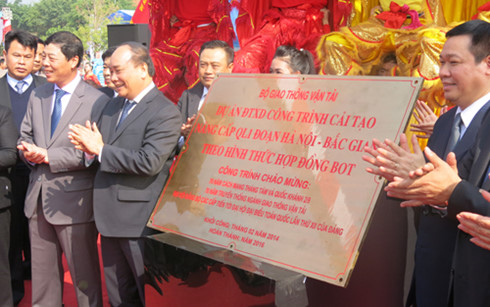 ຮອງນາຍົກລັດຖະມົນຕີຫງວຽນຊວນຟຸກເຂົ້າຮ່ວມພິທີເປີດສະຫຼອງເສັ້ນທາງດ່ວນຮ່າໂນ້ຍ-ບັກຢາງ