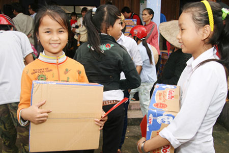 ຂົນຂວາຍແຜ່ບໍລິຈາກຂອງຂວັນ1ລ້ານພູດເພື່ອມອບໃຫ້ບັນດາຄອບຄົວທຸກຍາກເນື່ອງໃນໂອກາດບຸນປີໃໝ່ປະຈຳຊາດ