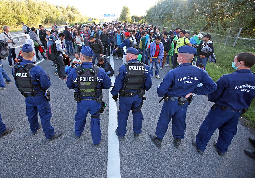 Венгрия применила жёсткие меры на общей границе с Сербией