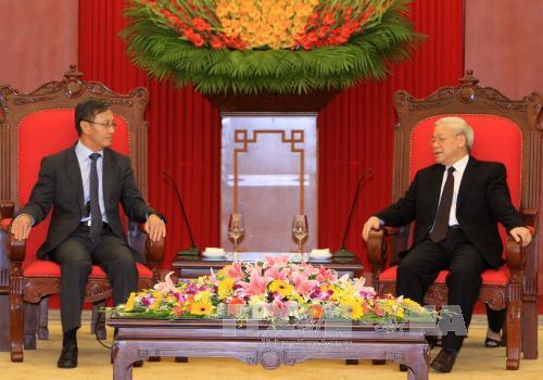 Генеральный секретарь ЦК КПВ Нгуен Фу Чонг принял посла Лаоса