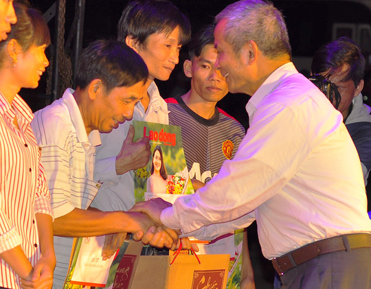 Десятки тысяч рабочих приняли участие в благотворительной новогодней программе