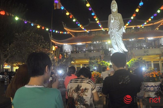 Жители г.Хошимина посещают пагоды в первый день нового года по лунному календарю