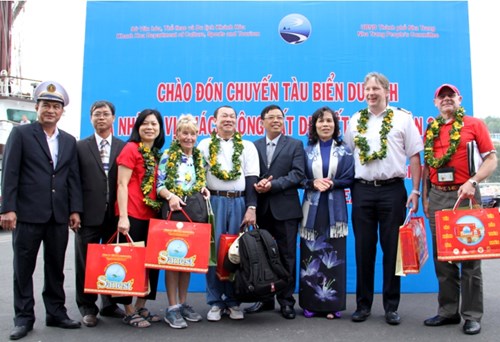 Во Вьетнаме встречают первых зарубежных туристов в новом году по лунному календарю
