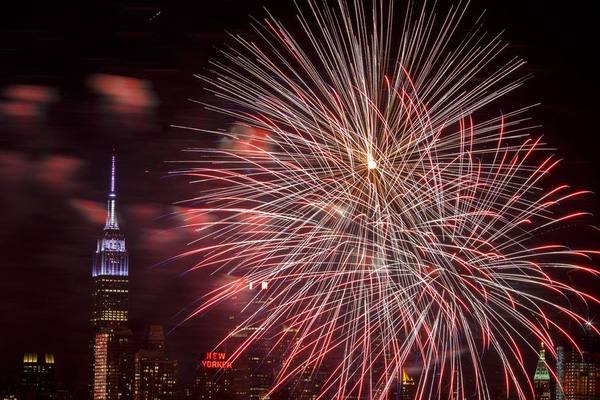 В разных странах мира царит праздничная атмосфера