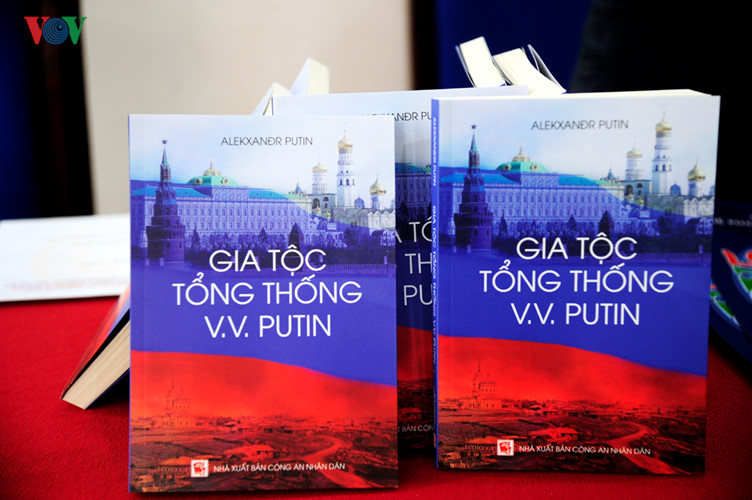 В Ханое прошла презентация книги «Род Президента В.В. Путина»