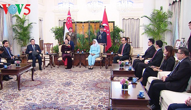 Председатель Нацсобрания Вьетнама встретилась с президентом и премьером Сингапура